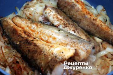 Тушкувати рибу з цибулею