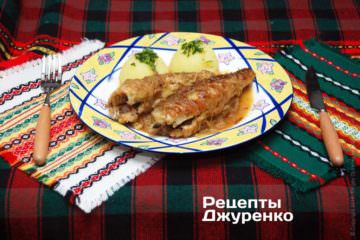 риба тушкована з цибулею