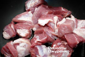 Свинину нарізати на великі шматочки