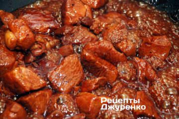 Тушкувати свинину до загустіння соусу