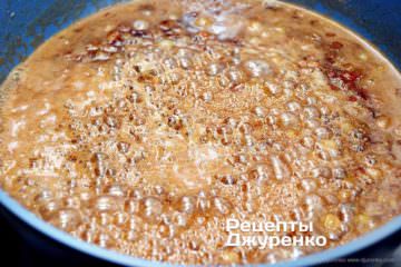 Сахар должен начать карамелизоваться