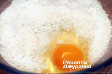 Смешать муку, яйцо и воду