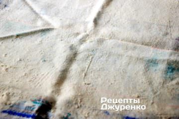 посыпать ткань мукой