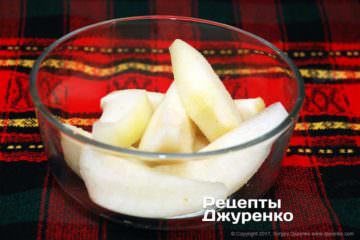Грушу очистити, нарізати шматочками