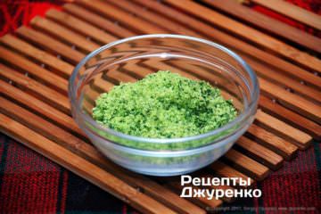 Измельчить пармезан с петрушкой