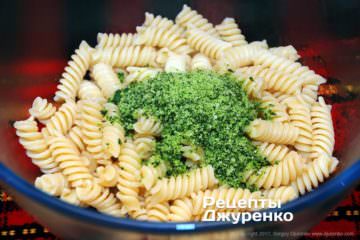 смешать пасту и сыр