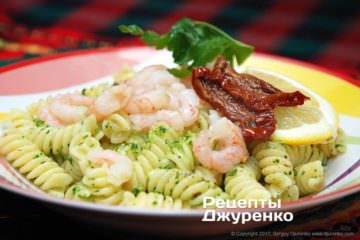 разложить пасту на тарелки