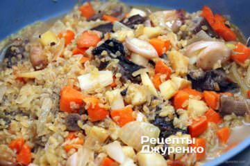 перемешать крупу и овощи