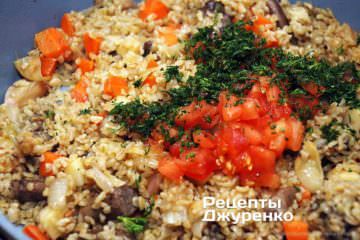 Добавить нарезанный помидор и зелень