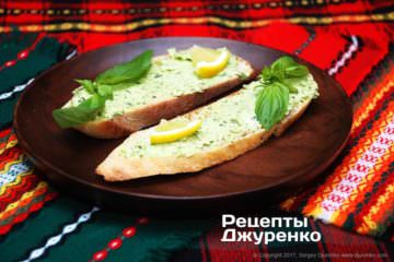 Намазать гренки маслом
