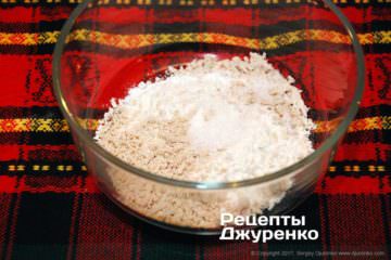 смешать муку и дрожжи