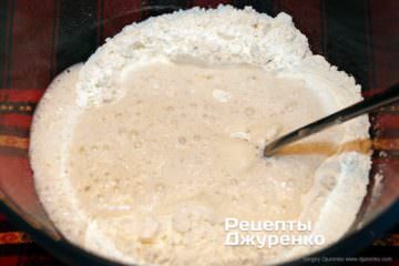 добавить опару в муку