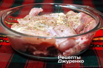 курицу обсыпать специями