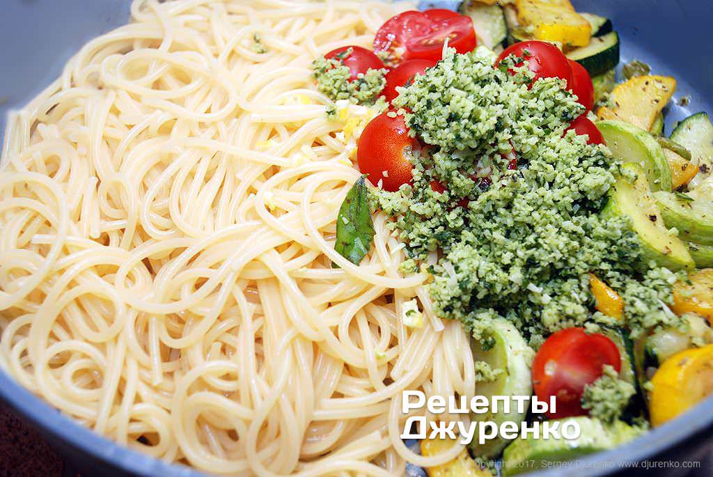 Змішати спагетті і обсмажені овочі.