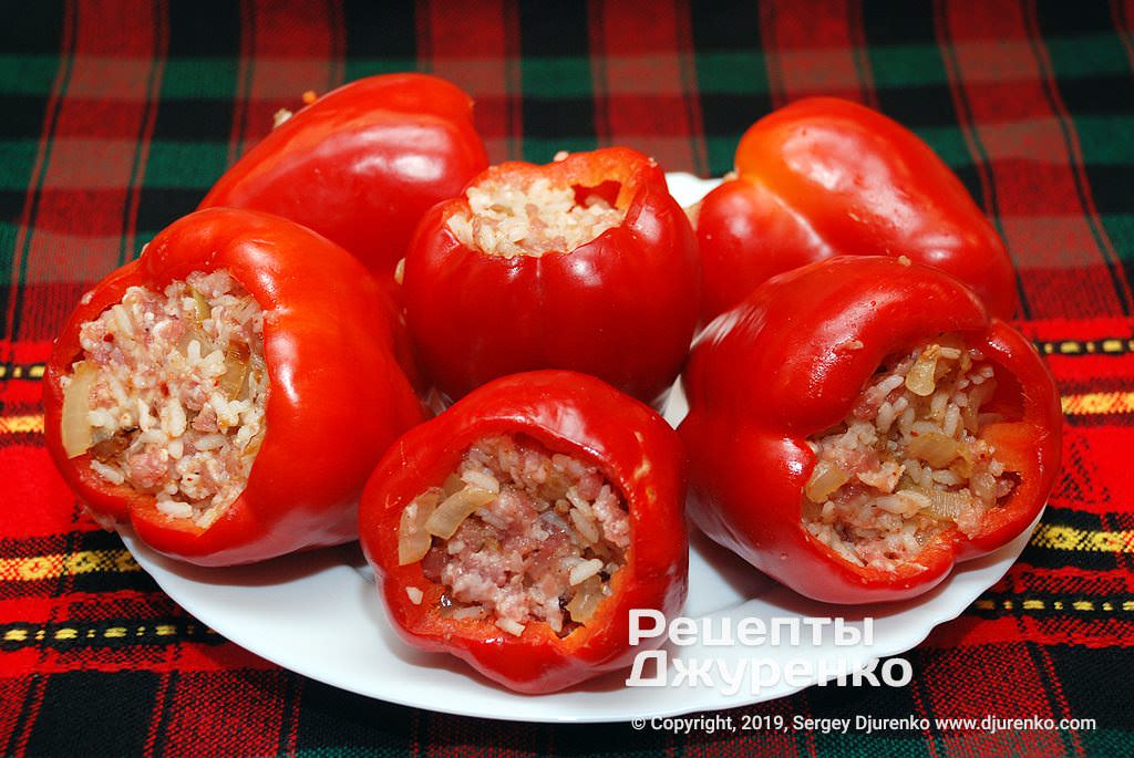 Начиненные фаршем перцы.