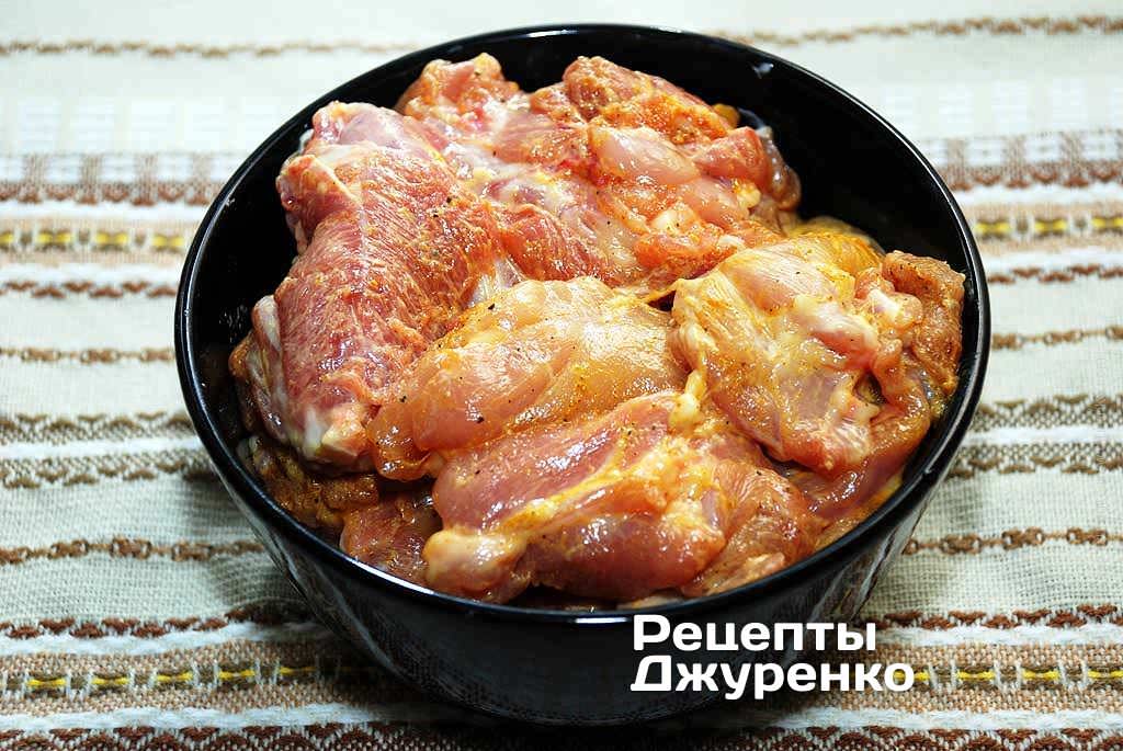 Маринуем мясо курицы в смеси майонеза и карри.