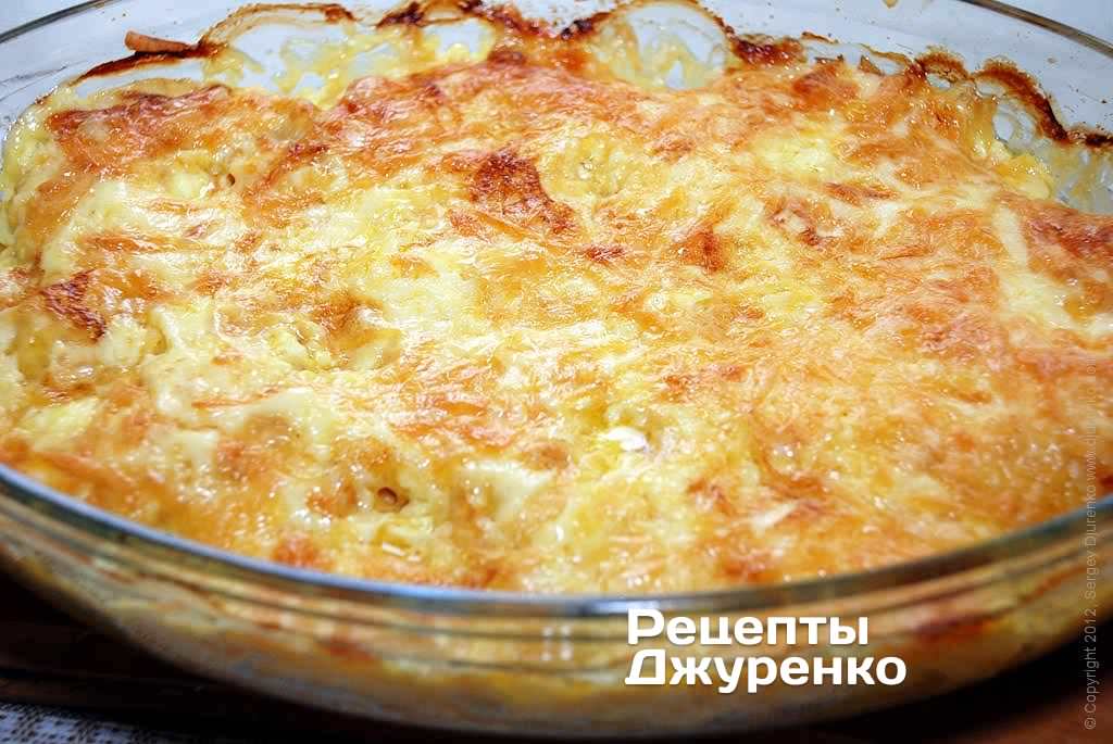 Курка під сиром запікається в духовці.