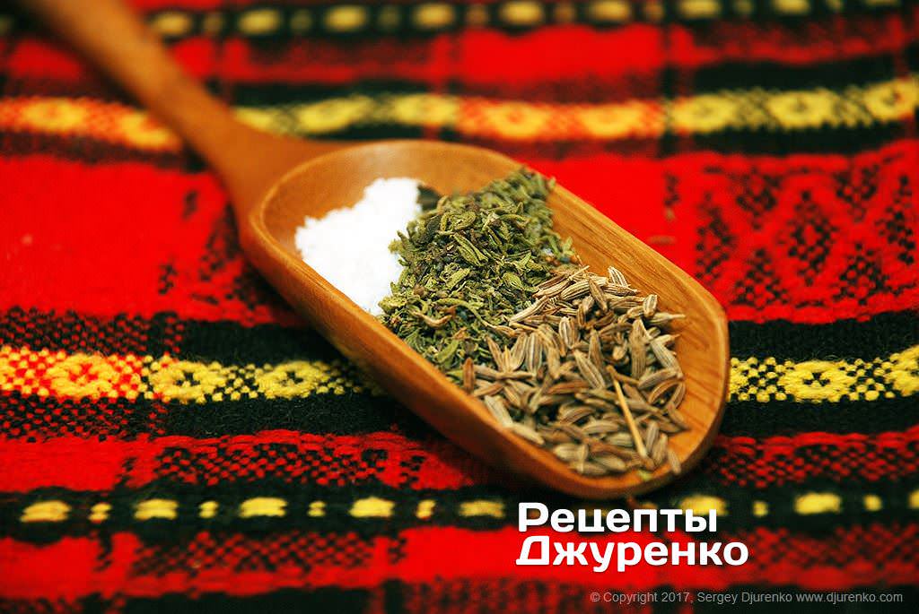 Специи в кебабы: соль, чабер и зира.