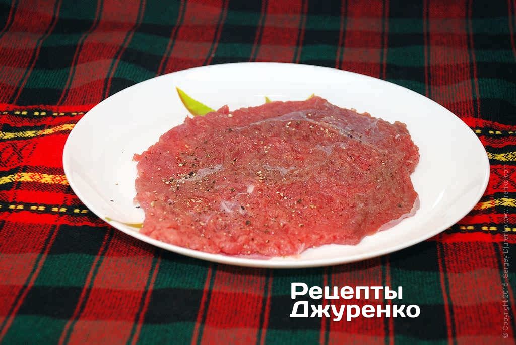 М'ясо сильно відбивають, поки шніцель не стане товщиною 3-5 мм.