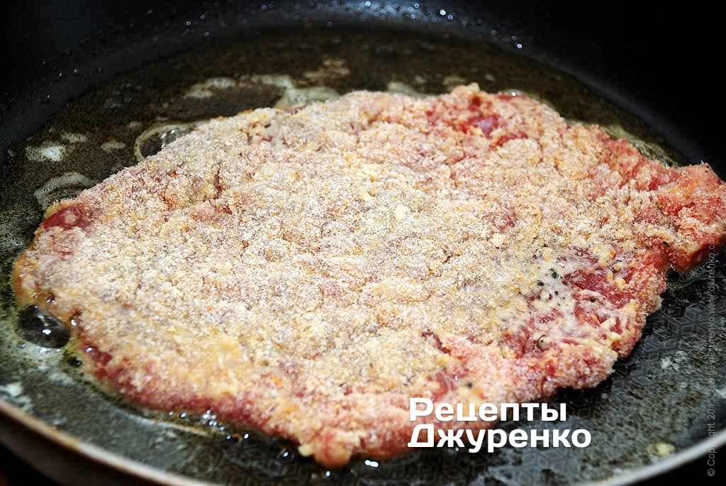 Шницель обжаривается до золотистой корочки.