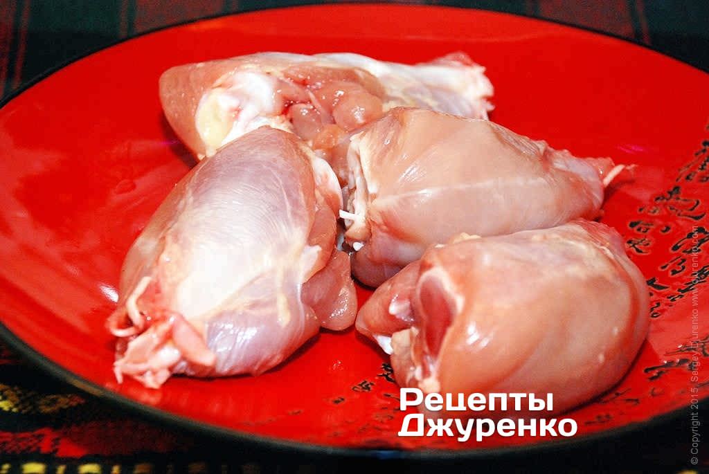 С куриных голеней снять кожу и отрезать косточку.