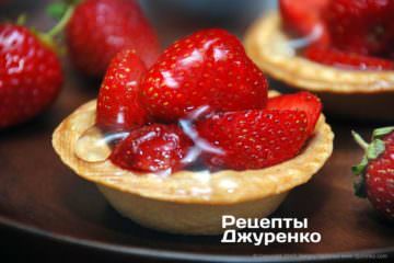 Десерт с клубникой