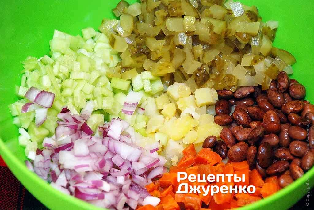 Все овощи кроме свеклы нарезать небольшими кубиками. Сложить в глубокую миску и добавить фасоль.