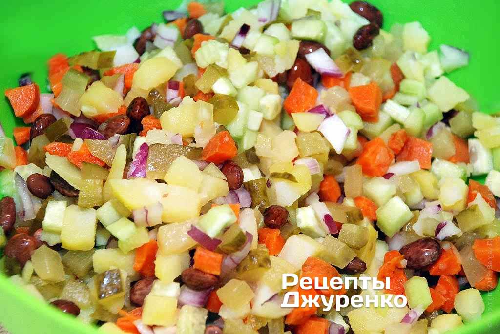 Посолить салат по вкусу и смешать.