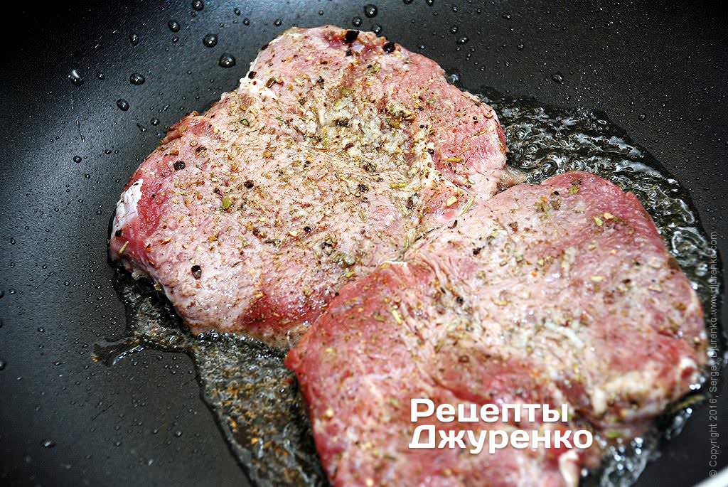 Выложить мясо на сильно разогретую сковородку.
