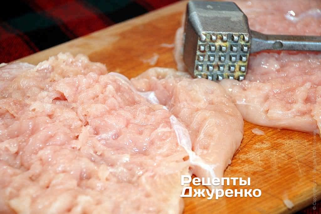 Аккуратно, не прилагая усилий, отбить филе молотком с двух сторон.