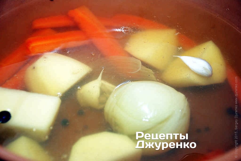 Бросить в кипящую воду очищенные и разрезанные на 4-6 части картошины.