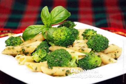 Паста с брокколи и чесночным соусом из базилика
