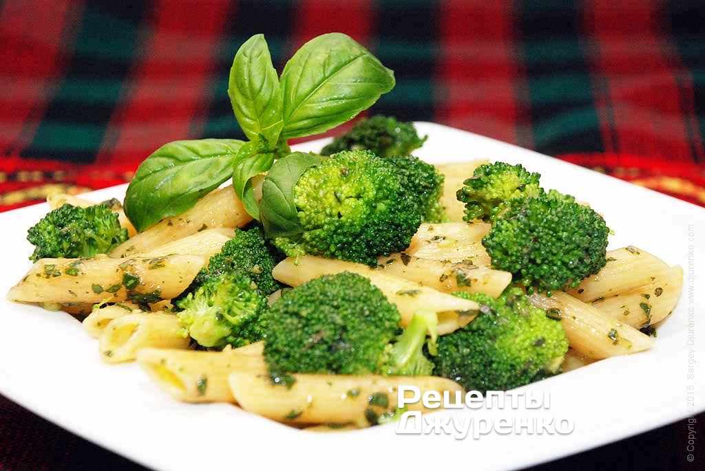 Паста с брокколи и чесночным соусом из базилика