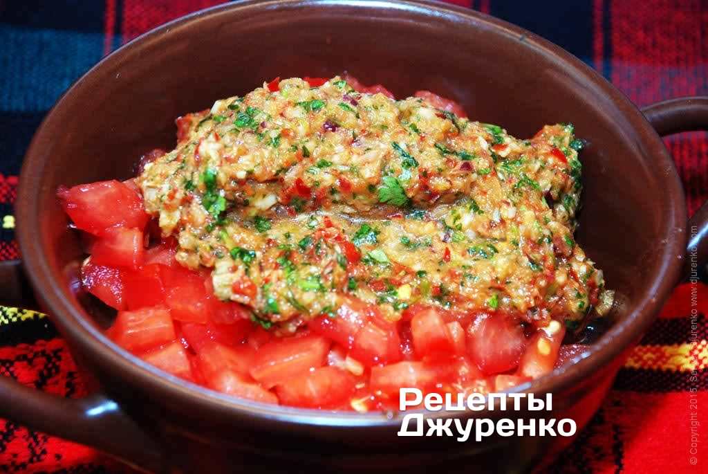 Смешать соус с нарезанными помидорами и перемешать.