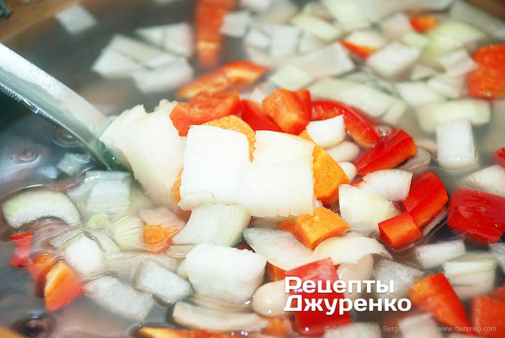 Нарезанные лук, морковка и сладкий перец.