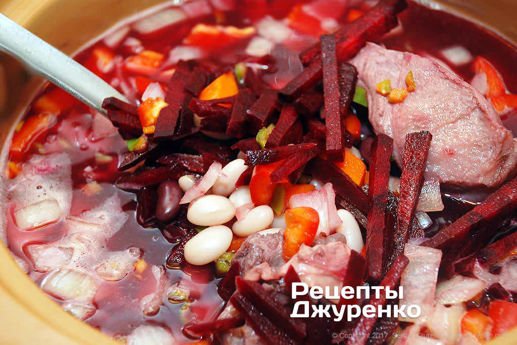 Нарезанная свекла в мясном бульоне.