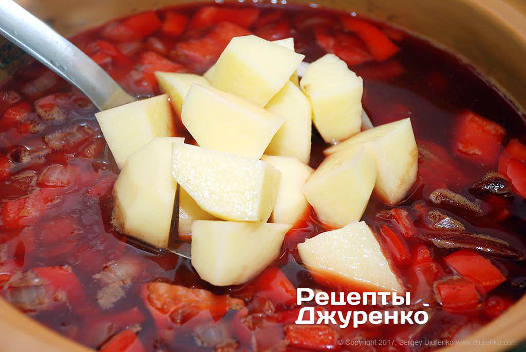 Крупно нарезанный картофель.