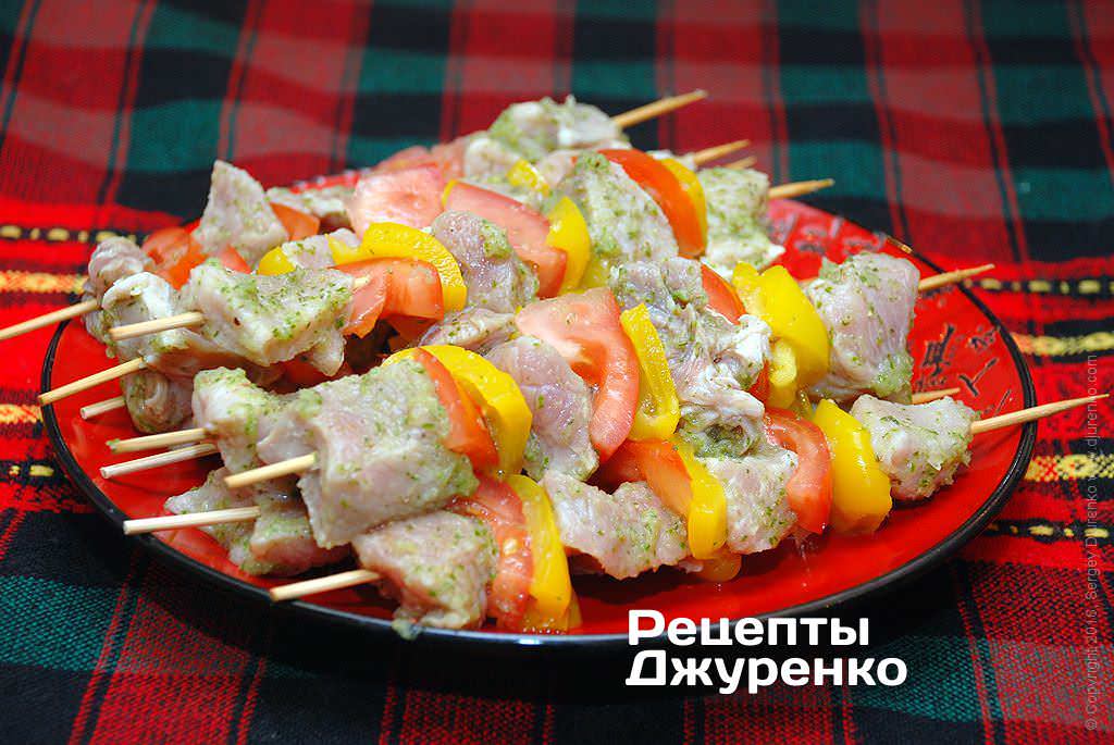 Нанизать мясо и овощи на деревянные шпажки.