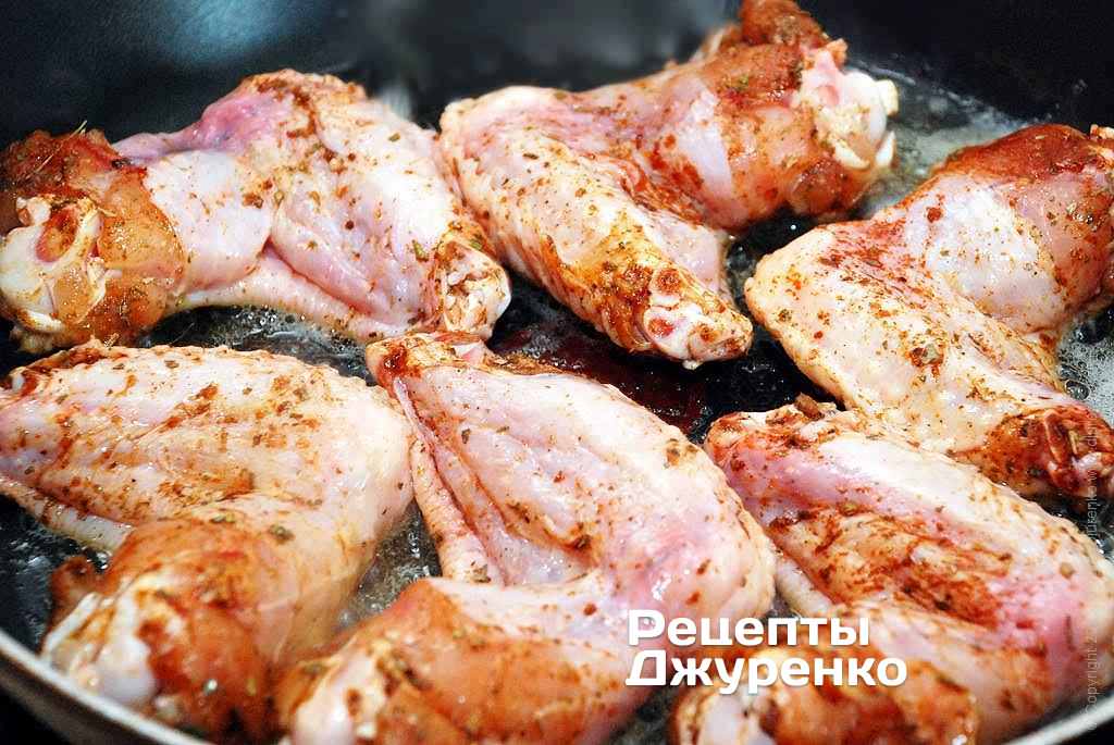 Обжарить куски курицы со всех сторон.