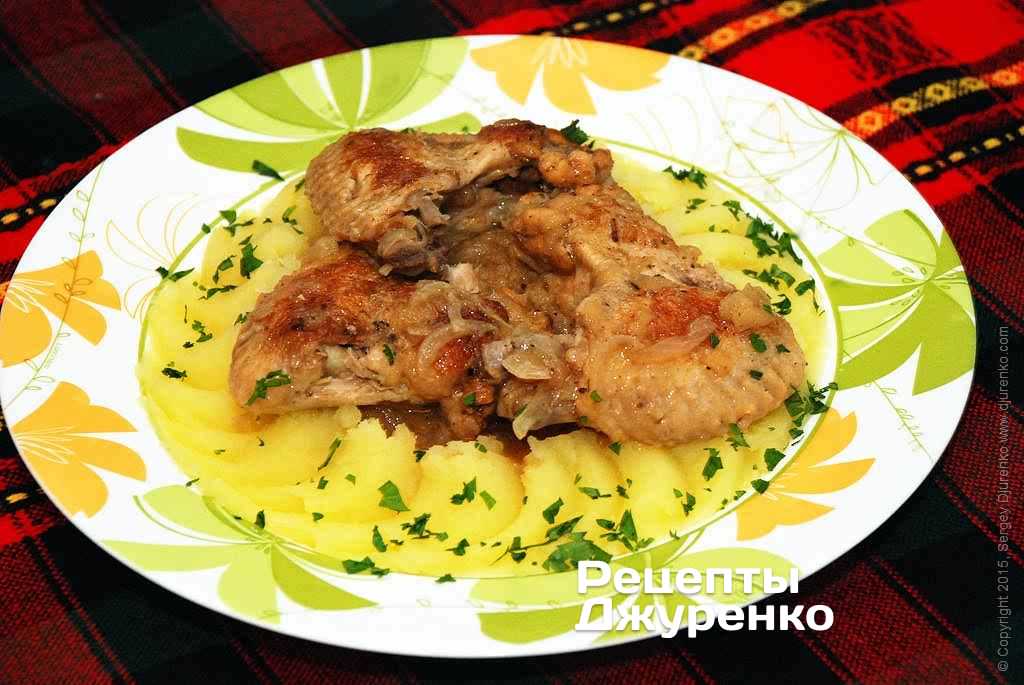 Курка з яблуком