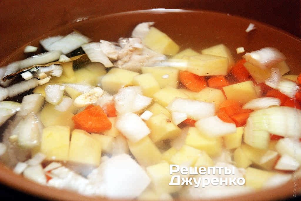 Варимо курячий суп на маленькому вогні під кришкою 15 хвилин.