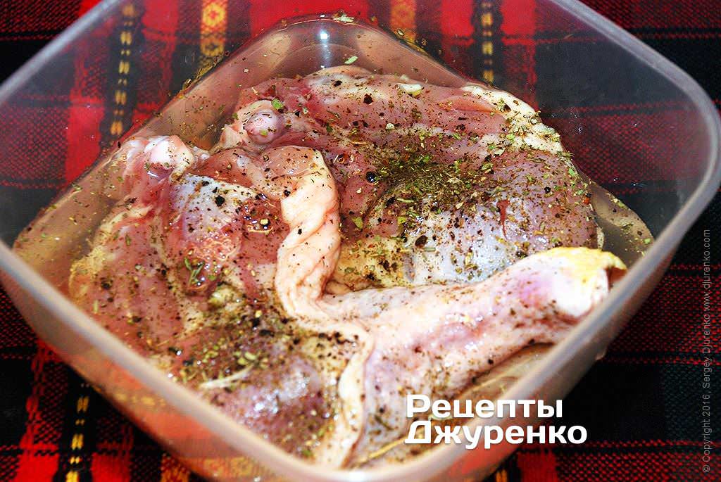 Куриные окорочка залить маринадом.