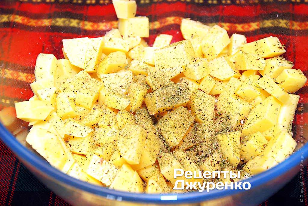 Картоплю нарізати кубиками.