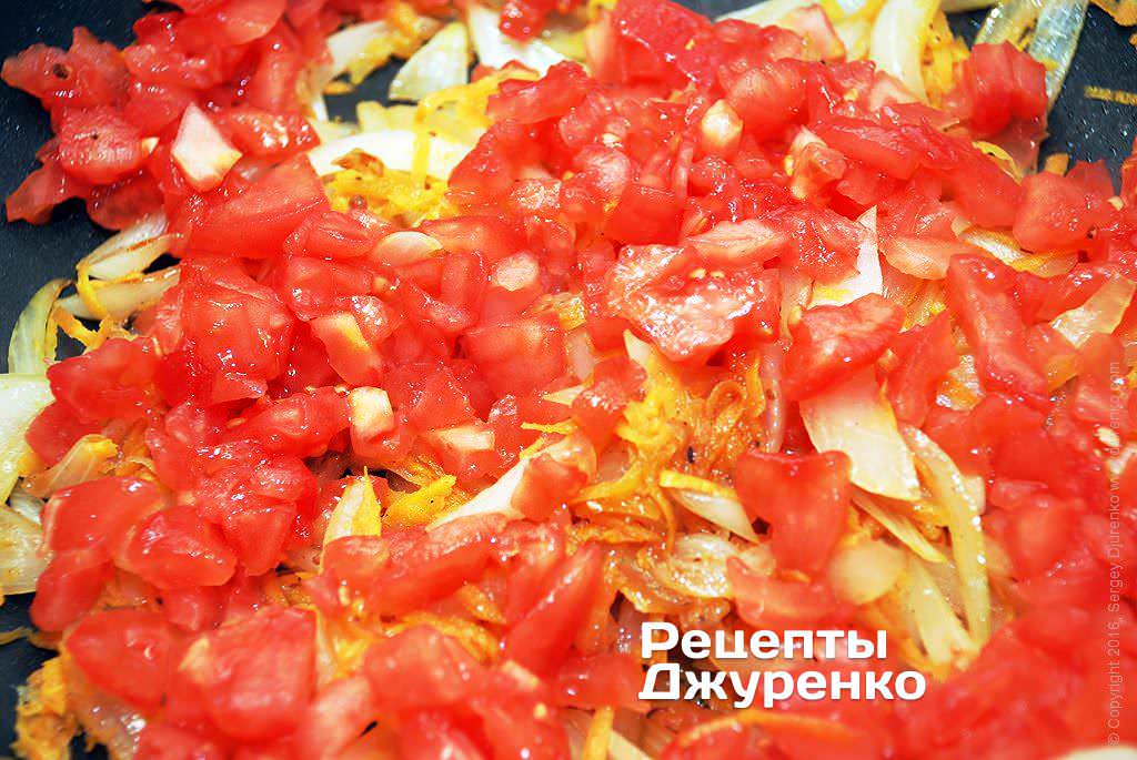 Добавить смесь специй по вкусу и мякоть помидоров.