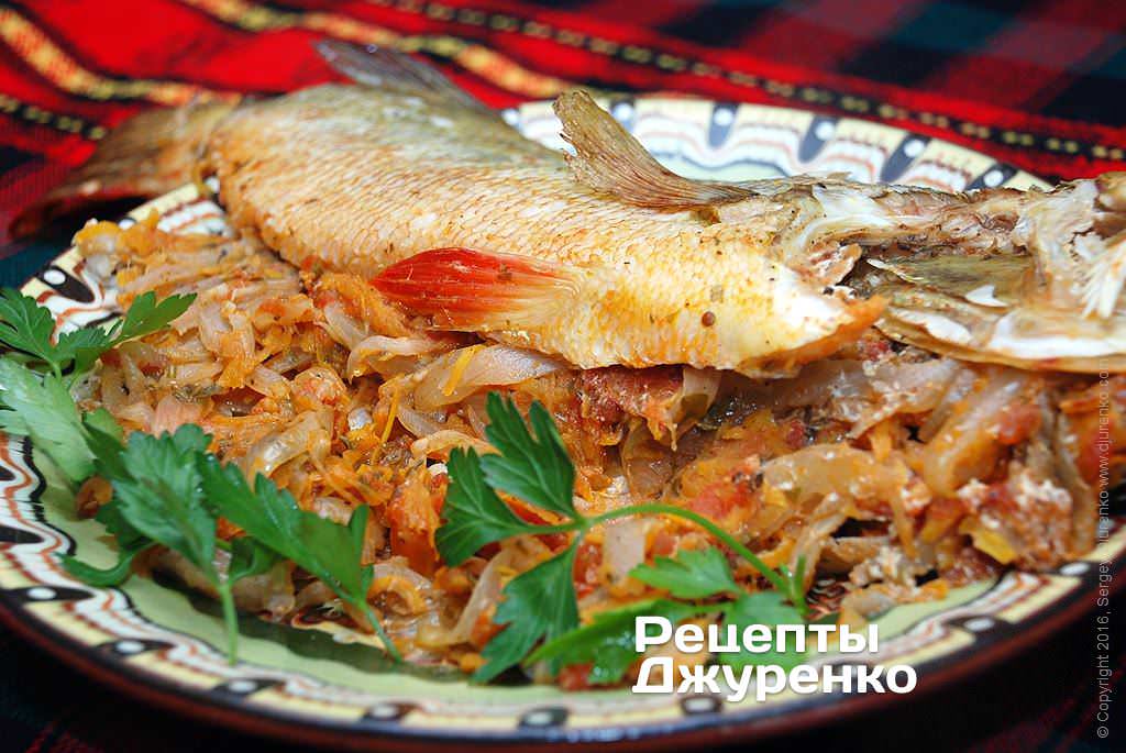 Готова страва Окунь в фользі — запечена риба з овочами і спеціями