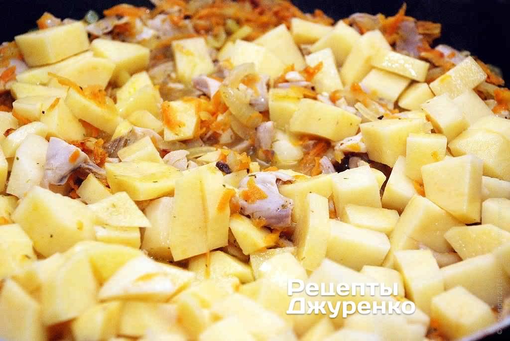 Додати очищений і нарізаний кубиками картоплю.