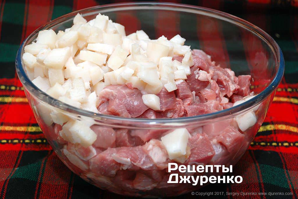 Смешать мясо и сало.