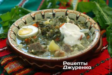 Зеленый борщ с щавелем и яйцом