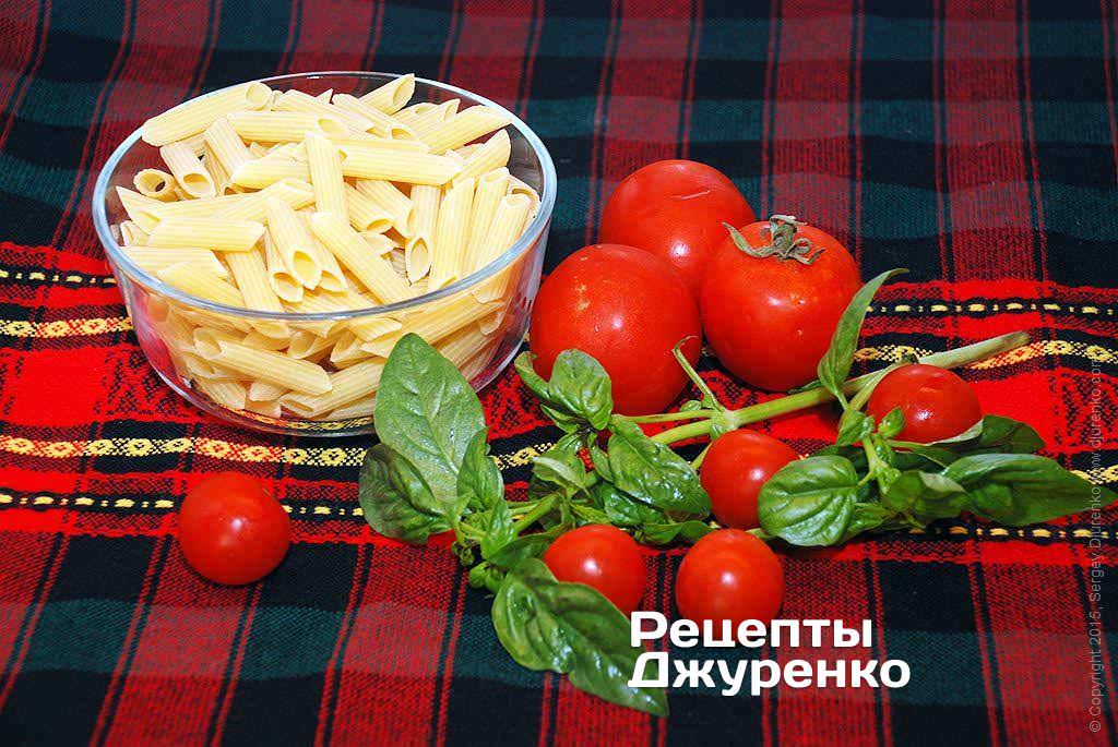 Паста penne, базилик, помидоры.