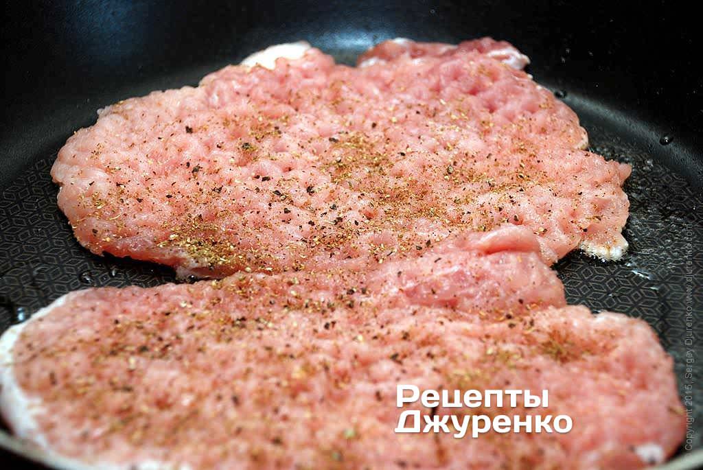 Мясо жарить на среднем огне с обеих сторон по 3 минуты.